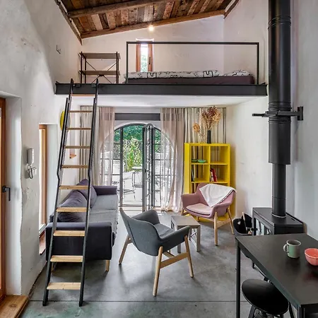 Tiny House, Podkrovni A S Vyhledem Do Zahrady דירה