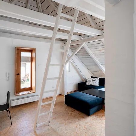 Tiny House, Podkrovní A S Výhledem Do Zahrady